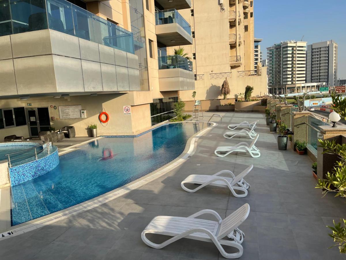 Tulip Creek Hotel Apartments Dubai Bagian luar foto