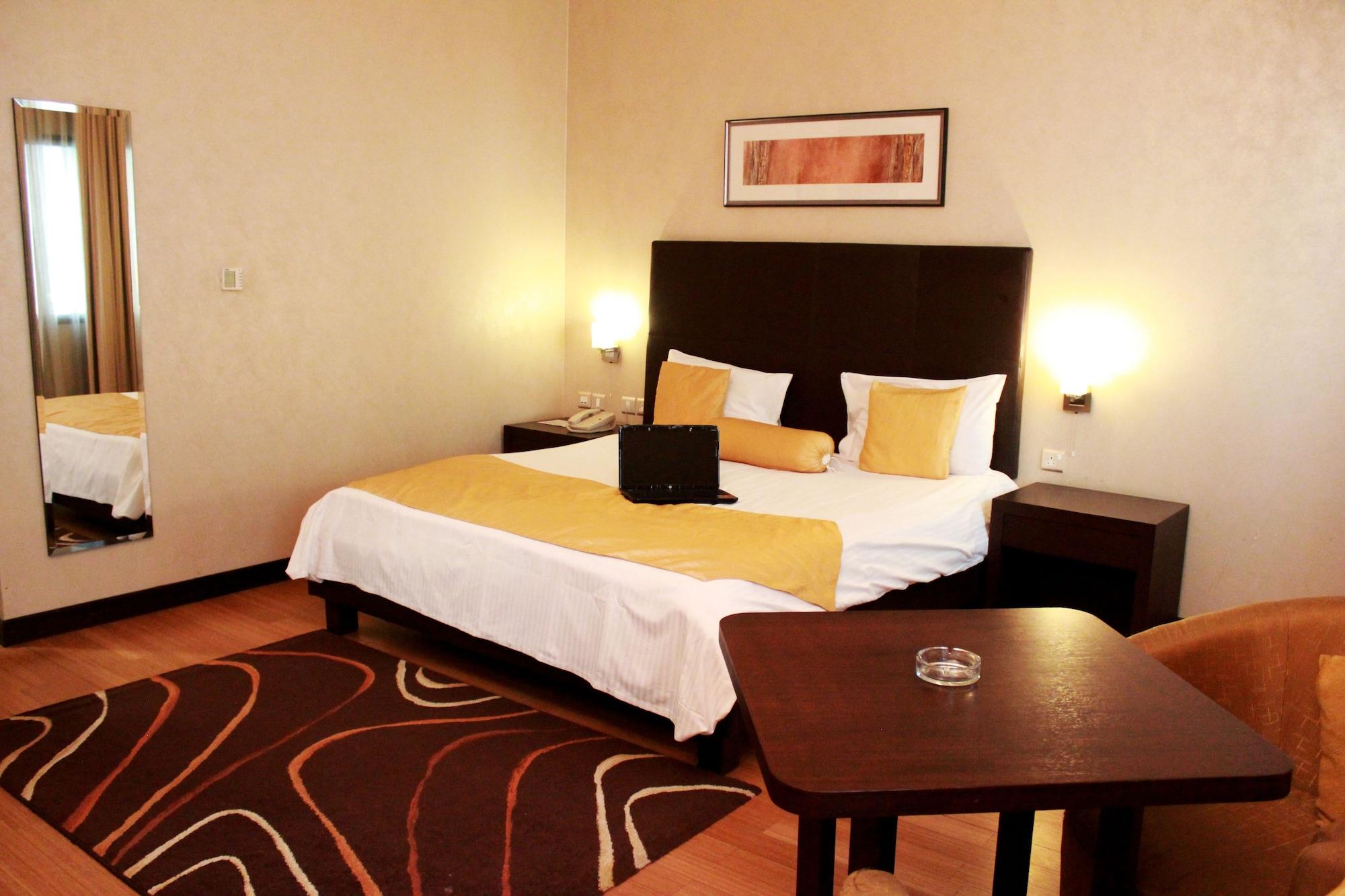 Tulip Creek Hotel Apartments Dubai Bagian luar foto
