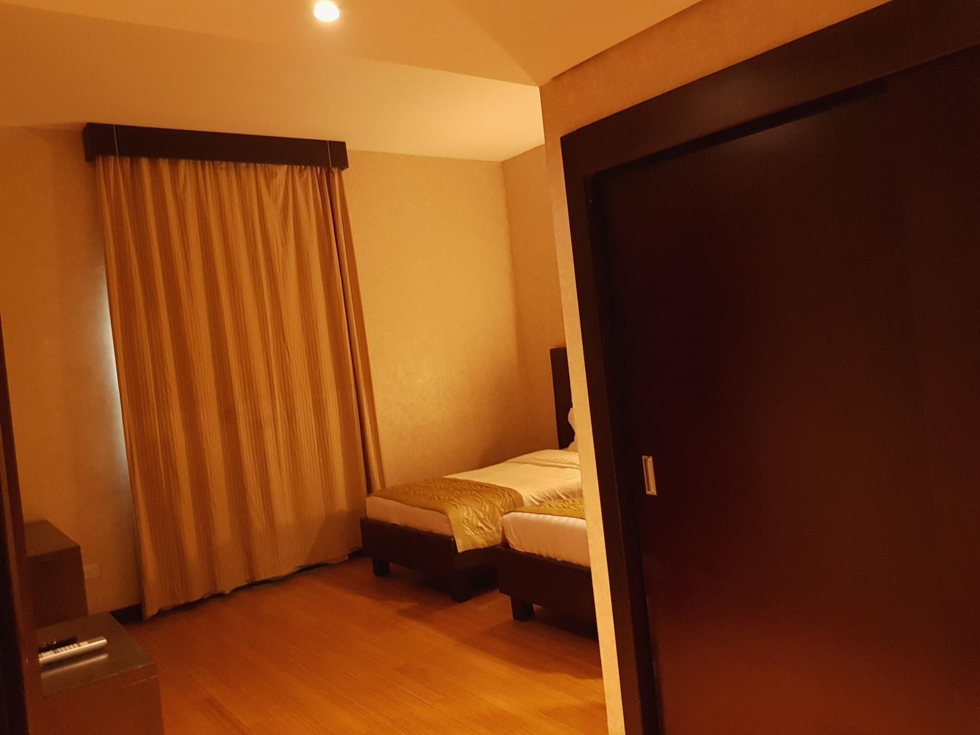Tulip Creek Hotel Apartments Dubai Bagian luar foto